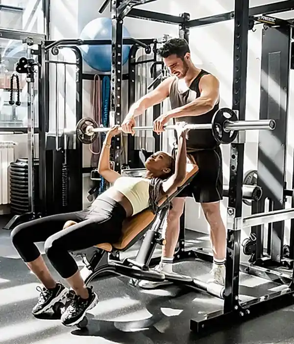 Ana Sayfa 2 strong couch training woman in modern gym Y82BG9Q